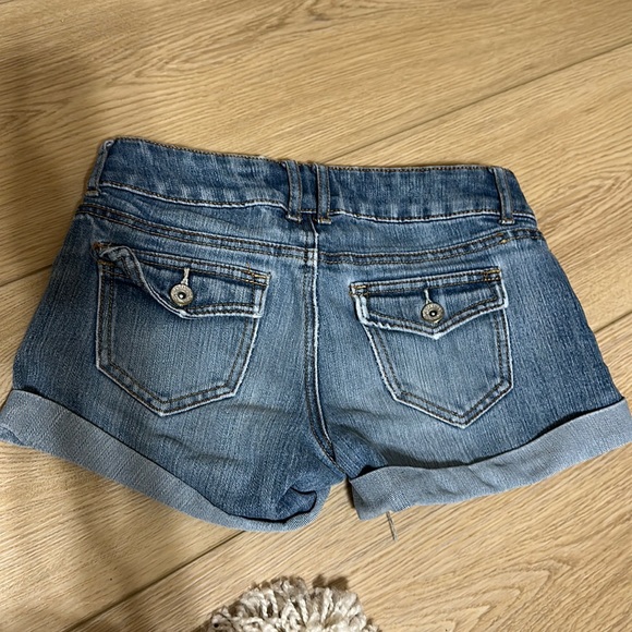 Well loved refuge denim shorts - Picture 3 of 3